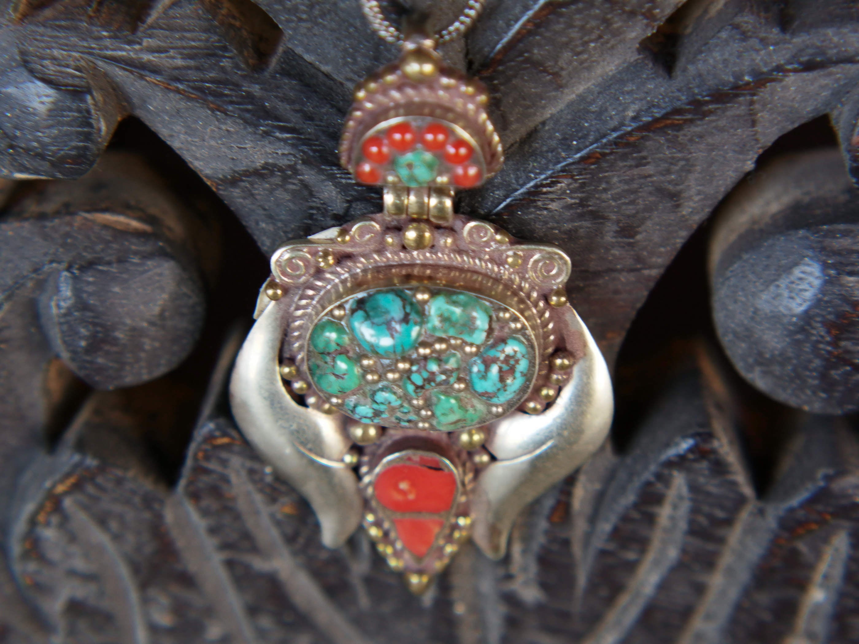 pendaglio tibetano / nepalese in argento con turchesi e corallo  pezzo unico lavorato artigianalmente tutto originale ed autentico .  cesellato ed inciso con i simboli del buon auspicio tibetano .  peso 24 gr  dimensioni 6x4x1 cm