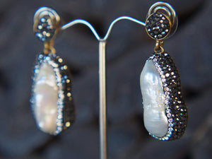 orecchino in perla scaramazza e zirconi montato in argento lavorato artiginalmente 