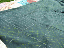 Carica l&#39;immagine nel visualizzatore di Gallery, Tessuto Indiano lavorato a patchwork, stampato e ricamato in cotone doppio strato double face. Molto Colorato e Decorativo, può essere impiegato come copridivano, copriletto o tessuto da appendere a parete. Dimensioni 240x280cm