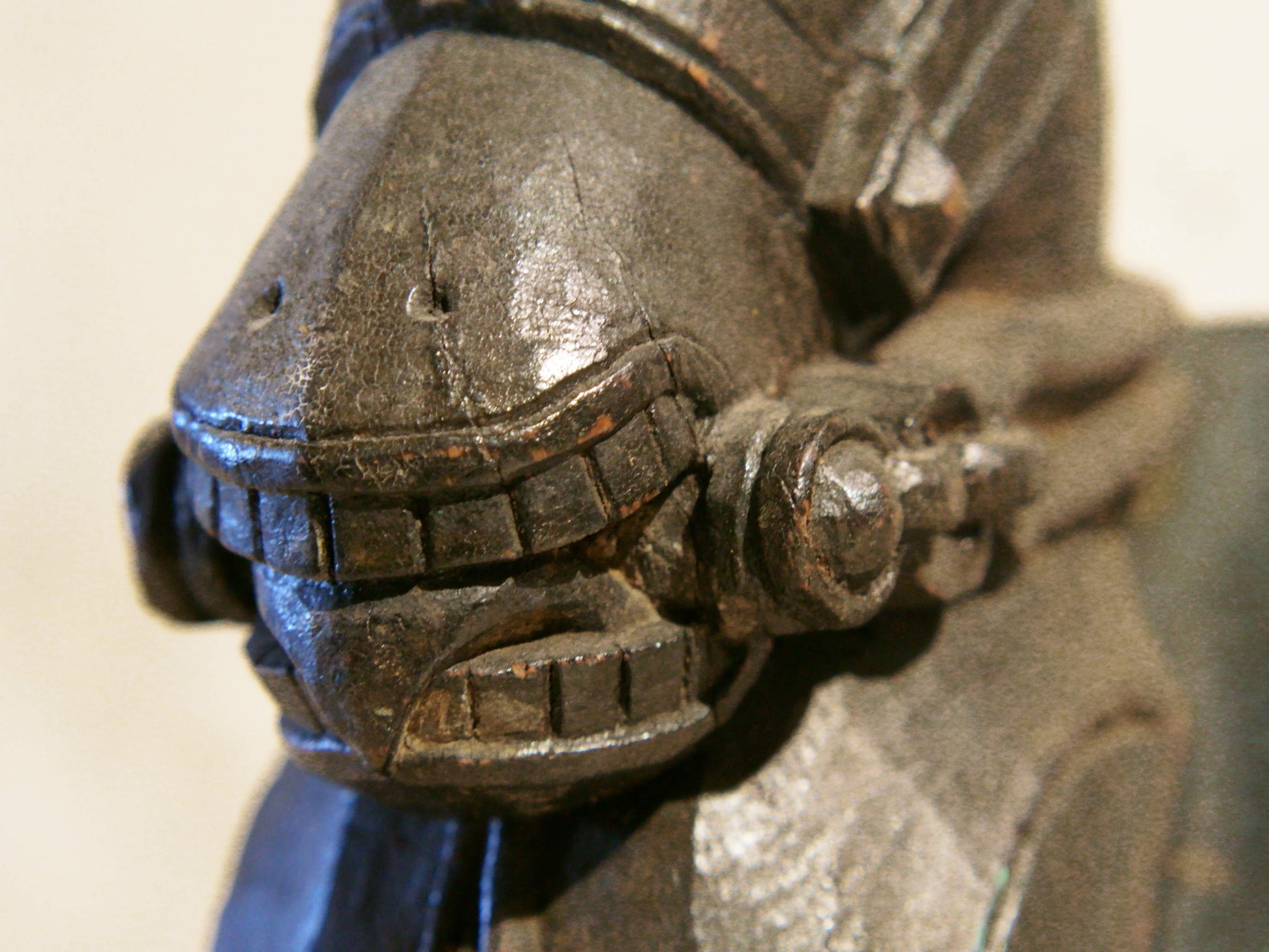 antica statua indiana hindu raffigurante un cavallo inciso in teak naturale