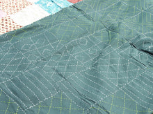 Carica l&#39;immagine nel visualizzatore di Gallery, Tessuto Indiano lavorato a patchwork, stampato e ricamato in cotone doppio strato double face. Molto Colorato e Decorativo, può essere impiegato come copridivano, copriletto o tessuto da appendere a parete. Dimensioni 240x280cm