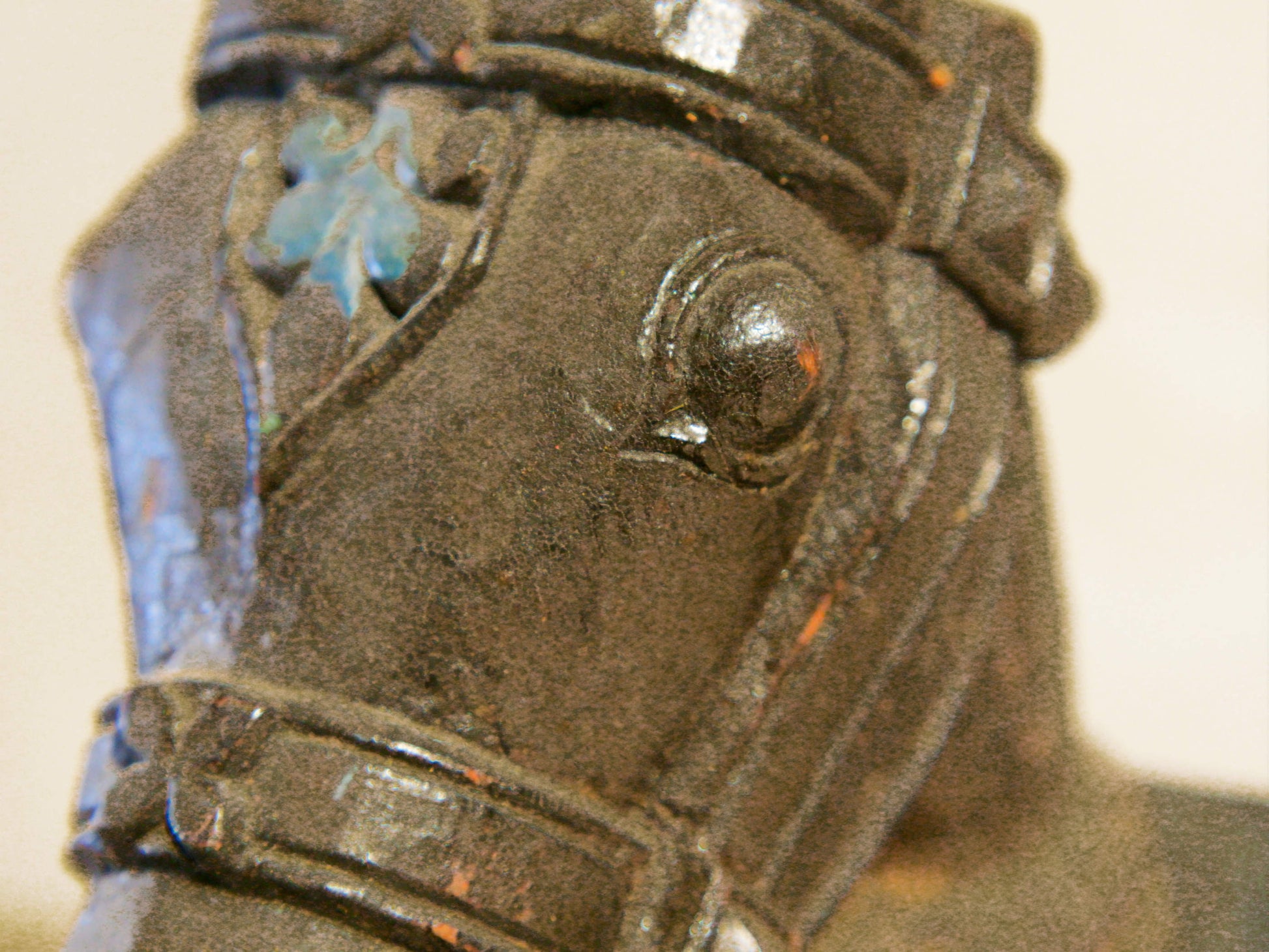 antica statua indiana hindu raffigurante un cavallo inciso in teak naturale