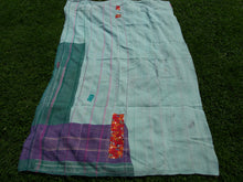 Carica l&#39;immagine nel visualizzatore di Gallery, Tessuto vecchio Indiano lavorato a patchwork, stampato e ricamato in cotone doppio strato double face. Pezzo unico, Molto Colorato e Decorativo, può essere impiegato come copridivano, copriletto o tessuto da appendere a parete. Dimensioni 220x150cm