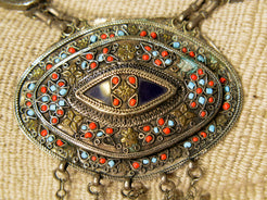 collana in argento , corallo , turchese e pasta vitrea  pezzo unico finemente lavorato con incisioni tipiche arabo islamiche , geometrie e colori dellazona afgana  lavorata artigianalmente la collana è unica e di difficile reperibilità  per ulteriori info e foto ( non solo su questo articolo ma su tutto il catalogo ) contattare via mail o whatsapp