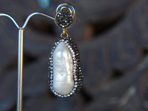orecchino in perla scaramazza e zirconi montato in argento lavorato artiginalmente 