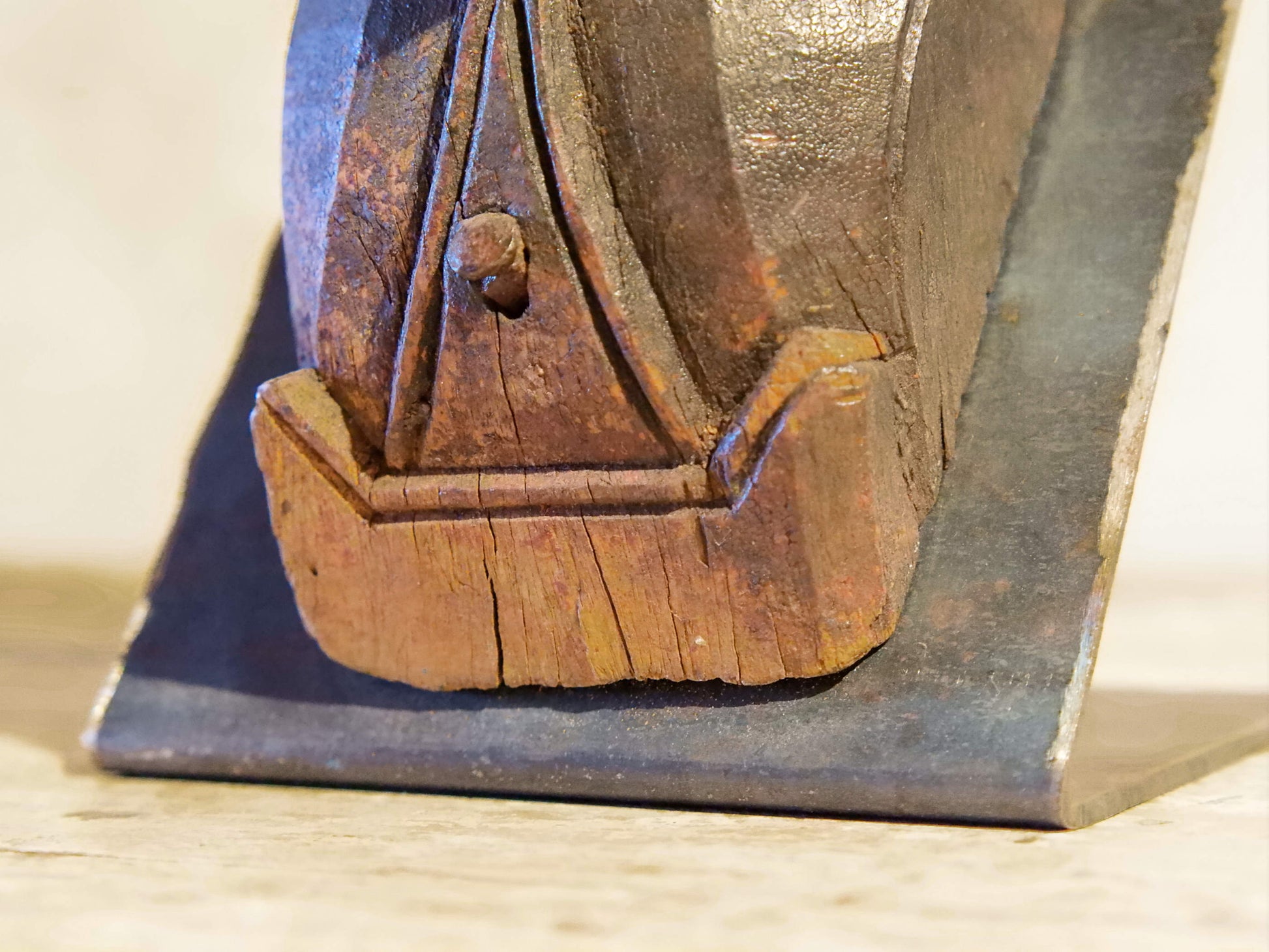 antica statua indiana hindu raffigurante un cavallo inciso in teak naturale