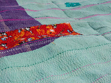 Carica l&#39;immagine nel visualizzatore di Gallery, Tessuto vecchio Indiano lavorato a patchwork, stampato e ricamato in cotone doppio strato double face. Pezzo unico, Molto Colorato e Decorativo, può essere impiegato come copridivano, copriletto o tessuto da appendere a parete. Dimensioni 220x150cm