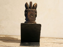 antica statua indiana hindu raffigurante un cavallo inciso in teak naturale