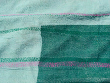 Carica l&#39;immagine nel visualizzatore di Gallery, Tessuto vecchio Indiano lavorato a patchwork, stampato e ricamato in cotone doppio strato double face. Pezzo unico, Molto Colorato e Decorativo, può essere impiegato come copridivano, copriletto o tessuto da appendere a parete. Dimensioni 220x150cm