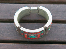 Carica l&#39;immagine nel visualizzatore di Gallery, bracciale in argento con turchese e corallo, cesellatura a rilievo. pezzo unico raro e di difficile lavorazione, parti a sbalzo, incastonatura.  altezza bracciale 4cm spessore massmo 0,5 cm peso 110 gr  per ulteriori info o foto mail info@etniko.it whatsapp 00393338778241
