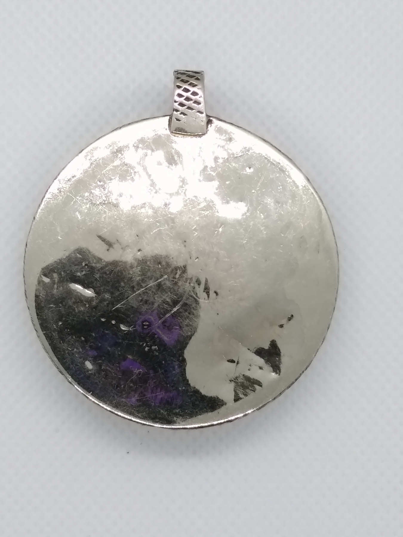 vecchio pendaglio afgano in argento cesellato e corniola incisa .  pezzo unico databile seconda metà 900 , originale in ogni parte e lavorato artigianalmente.  incisioni spesso con frasi tratte dal corano o , essendo un oggetto che viene tramandato da generazione in generazione , frasi di buon auspicio ( Come un Hamsa o l'Occhio blu si suppone di proteggere contro il male e garantire il successo per il portatore del ciondolo  )  spedizione italia  compresa     peso 41 gr  dimensioni 4,5 x 4,5   