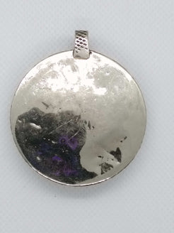 vecchio pendaglio afgano in argento cesellato e corniola incisa .  pezzo unico databile seconda metà 900 , originale in ogni parte e lavorato artigianalmente.  incisioni spesso con frasi tratte dal corano o , essendo un oggetto che viene tramandato da generazione in generazione , frasi di buon auspicio ( Come un Hamsa o l'Occhio blu si suppone di proteggere contro il male e garantire il successo per il portatore del ciondolo  )  spedizione italia  compresa     peso 41 gr  dimensioni 4,5 x 4,5   