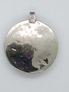 vecchio pendaglio afgano in argento cesellato e corniola incisa .  pezzo unico databile seconda metà 900 , originale in ogni parte e lavorato artigianalmente.  incisioni spesso con frasi tratte dal corano o , essendo un oggetto che viene tramandato da generazione in generazione , frasi di buon auspicio ( Come un Hamsa o l'Occhio blu si suppone di proteggere contro il male e garantire il successo per il portatore del ciondolo  )  spedizione italia  compresa     peso 41 gr  dimensioni 4,5 x 4,5   
