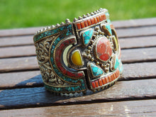 Carica l&#39;immagine nel visualizzatore di Gallery, bracciale in argento con turchese e corallo,  cesellatura a rilievo. pezzo unico raro e di difficile lavorazione, parti a sbalzo, incastonatura.   altezza bracciale 6cm spessore massimo 0,5 cm peso 140 gr     per ulteriori info o foto  mail info@etniko.it whatsapp 00393338778241