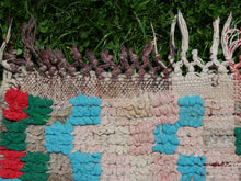 Carica l&#39;immagine nel visualizzatore di Gallery, Tappeto Marocco boucherouite con motivi pastello. Pezzo unico realizzato a mano con nodi con materiali di riciclo, per lo più cotone e lana. Decorativo e molto colorato è bello sia impiegato come tappeto che da appendere a parete. Dimensioni 85x226cm