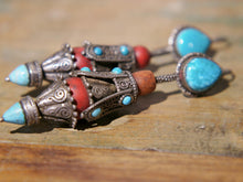 Carica l&#39;immagine nel visualizzatore di Gallery, orecchini tibetani di origine nomade . pezzi unici lavorati a mano , databili prima metà 900.  argento , turchese , corallo .   10 x 2 cm  peso 39gr   www.etniko.it info@etniko.it 0039 3338778241  instagram , facebook , etsy : etnikobycrosato  https://www.facebook.com/etnikobycrosato https://www.instagram.com/etnikobycrosato/