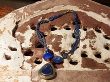 Carica l&#39;immagine nel visualizzatore di Gallery, collana indiana in lapislazzuli e argento . pendaglio antico 4 x 5 x 1 cm lunghezza collana escaluso pensaglio 24 cm  peso 72 gr