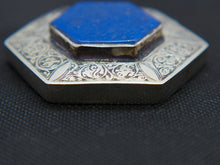 Carica l&#39;immagine nel visualizzatore di Gallery, vecchio pendaglio afgano in argento cesellato e lapislazzulo  pezzo unico databile seconda metà 900 , originale in ogni parte e lavorato artigianalmente.  spedizione italia  compresa  peso 70 gr  dimensioni 6 x 6,5 x 1 cm 