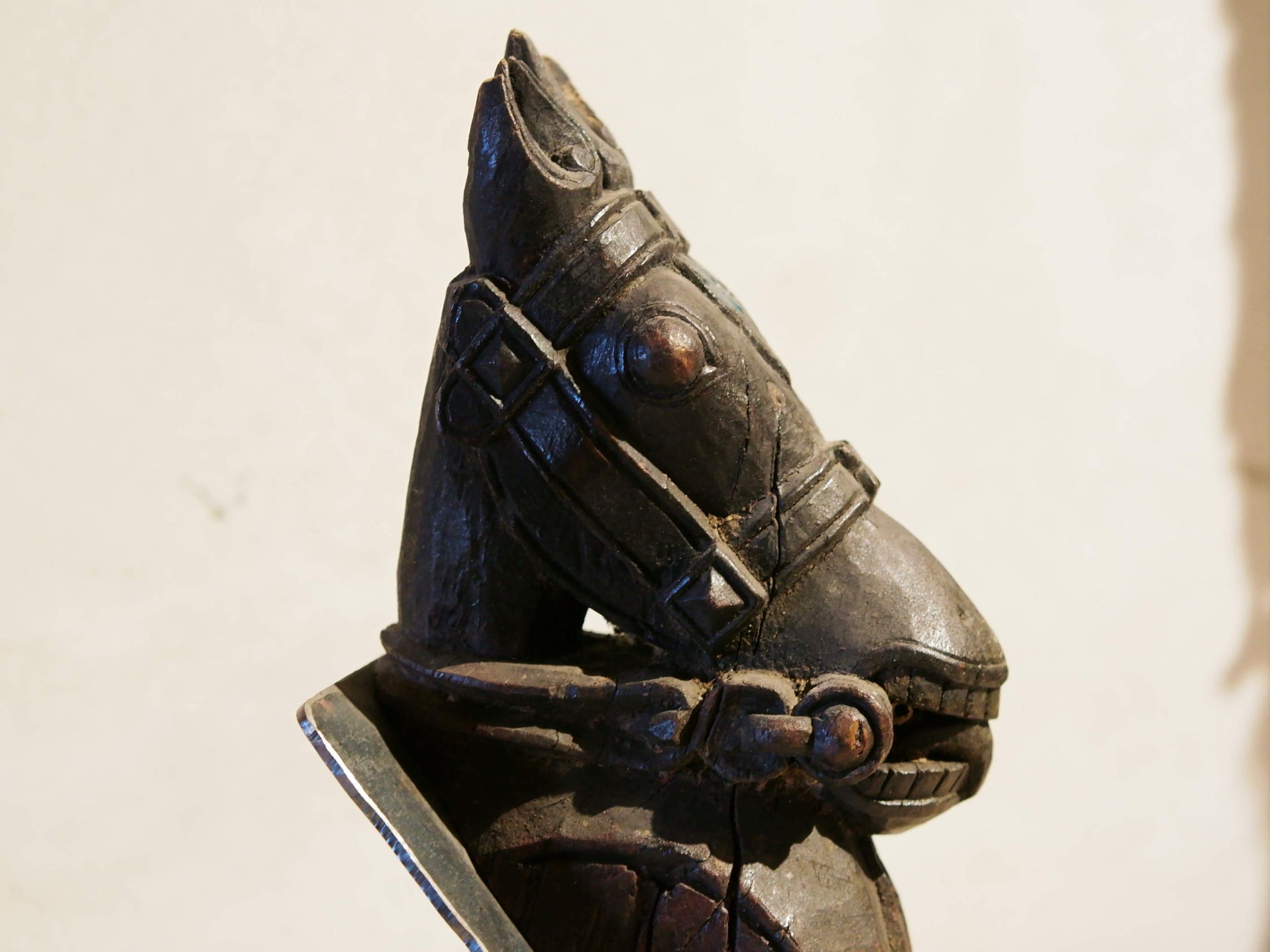 antica statua indiana hindu raffigurante un cavallo inciso in teak naturale