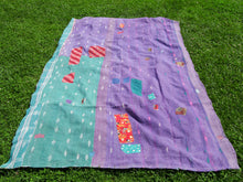 Carica l&#39;immagine nel visualizzatore di Gallery, Tessuto vecchio Indiano lavorato a patchwork, stampato e ricamato in cotone doppio strato double face. Pezzo unico, Molto Colorato e Decorativo, può essere impiegato come copridivano, copriletto o tessuto da appendere a parete. Dimensioni 220x150cm