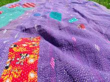 Carica l&#39;immagine nel visualizzatore di Gallery, Tessuto vecchio Indiano lavorato a patchwork, stampato e ricamato in cotone doppio strato double face. Pezzo unico, Molto Colorato e Decorativo, può essere impiegato come copridivano, copriletto o tessuto da appendere a parete. Dimensioni 220x150cm