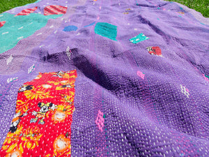 Tessuto vecchio Indiano lavorato a patchwork, stampato e ricamato in cotone doppio strato double face. Pezzo unico, Molto Colorato e Decorativo, può essere impiegato come copridivano, copriletto o tessuto da appendere a parete. Dimensioni 220x150cm