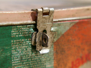 Scatola In Latta Vintage. Conservata in ottimo stato. Provenienza India. Dimensioni 17x13xh6cm.  per info ed ulteriori foto  www.etniko.it facebook / instagram : etnikobycrosato 0039 3338778241 info@etniko.it