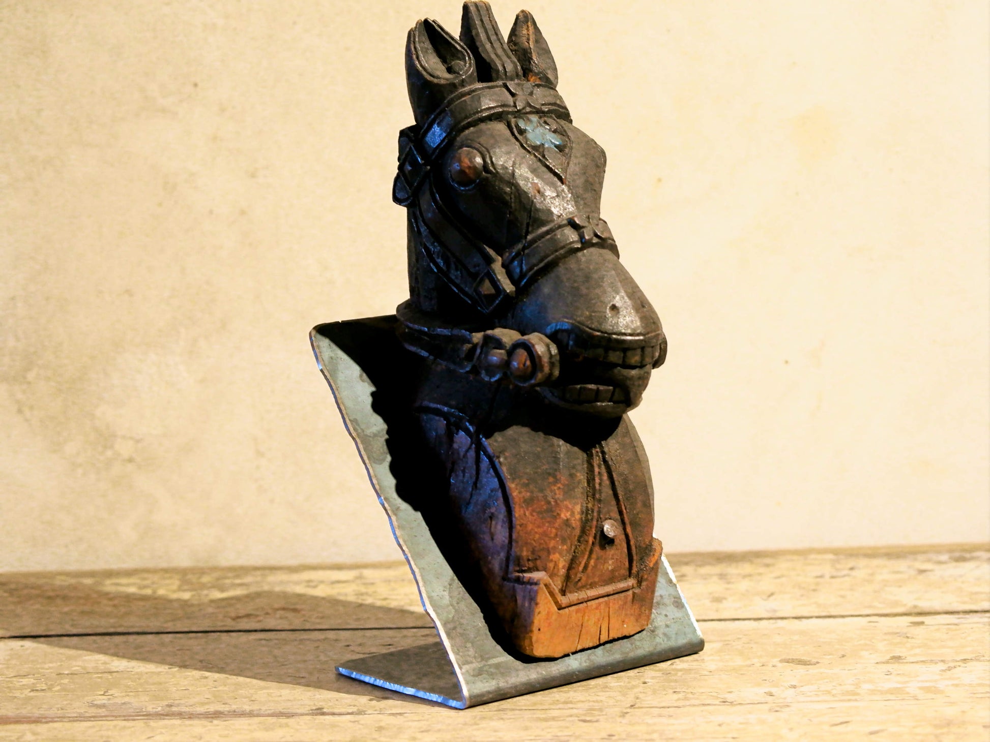 antica statua indiana hindu raffigurante un cavallo inciso in teak naturale