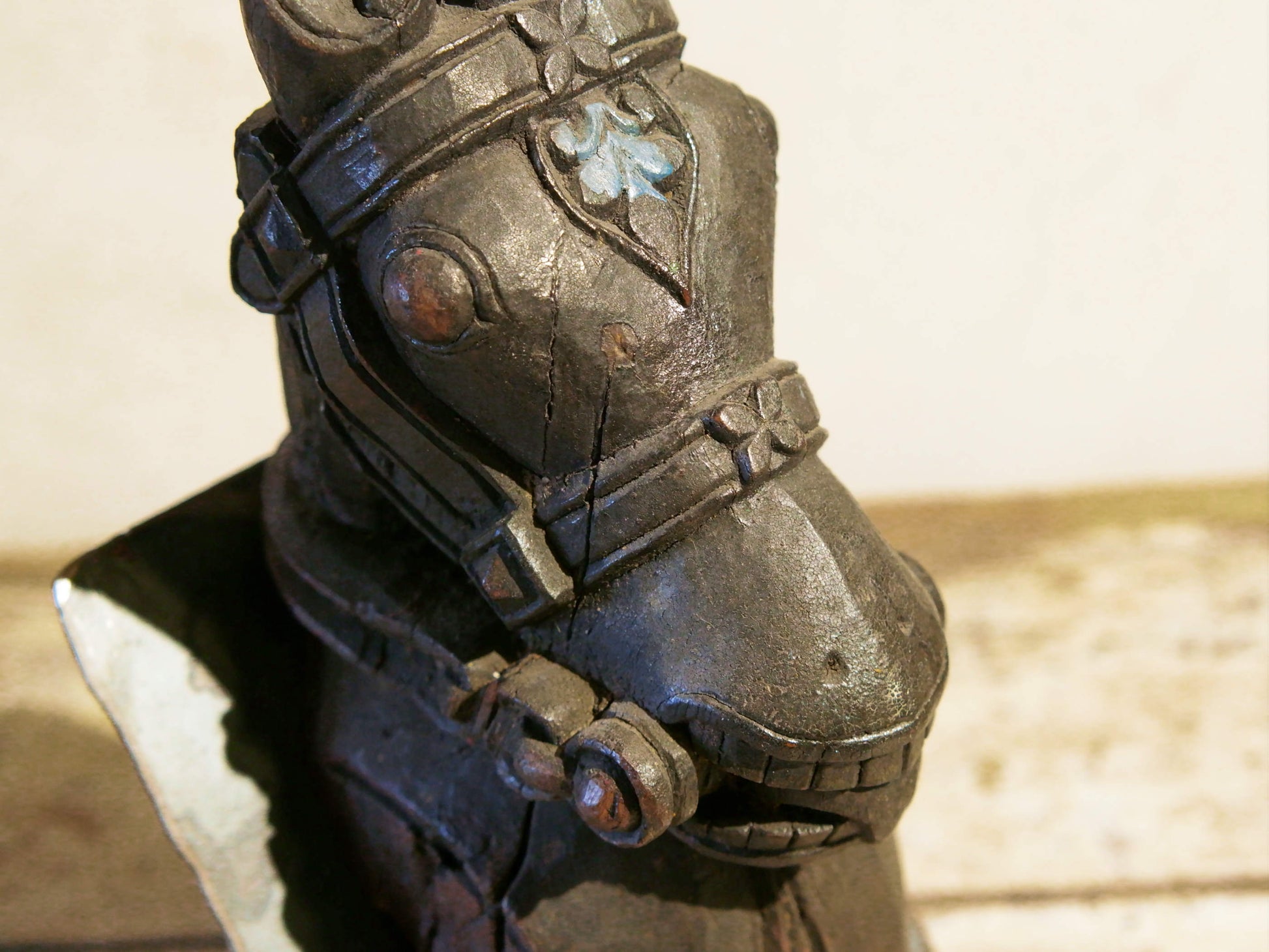antica statua indiana hindu raffigurante un cavallo inciso in teak naturale