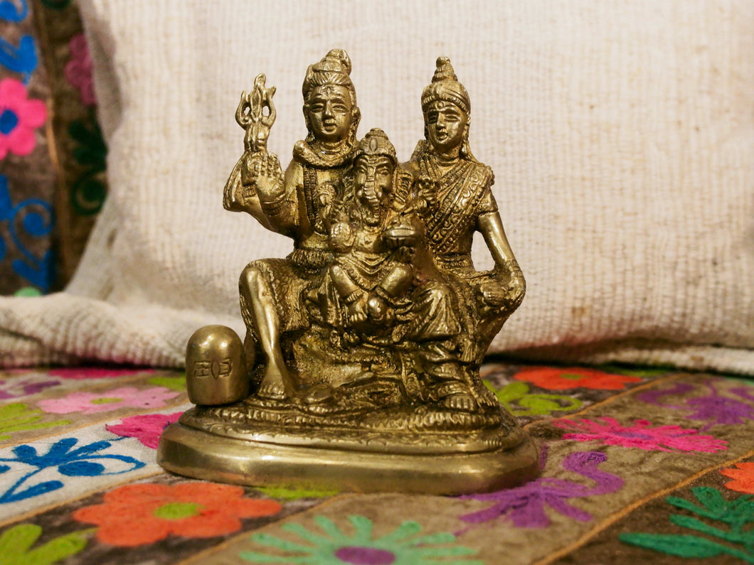 statua in lega di metalli raffigurante shiva , ganesha e parvati .  statua dal significato complesso , allego link per info dettagliate 