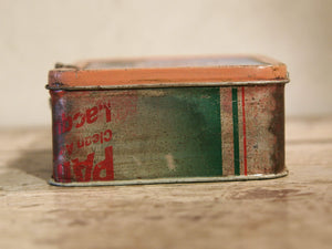 Scatola In Latta Vintage. Conservata in ottimo stato. Provenienza India. Dimensioni 17x13xh6cm.  per info ed ulteriori foto  www.etniko.it facebook / instagram : etnikobycrosato 0039 3338778241 info@etniko.it
