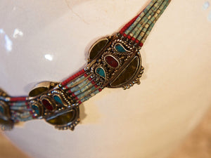 collana nepalese / tibetana con pietre e argento assemblata artigianalmente , pezzo unico .  turchese , corallo ,lapislazzuli ... no pasta ma pietre vere non tinte o modificate nel colore 
