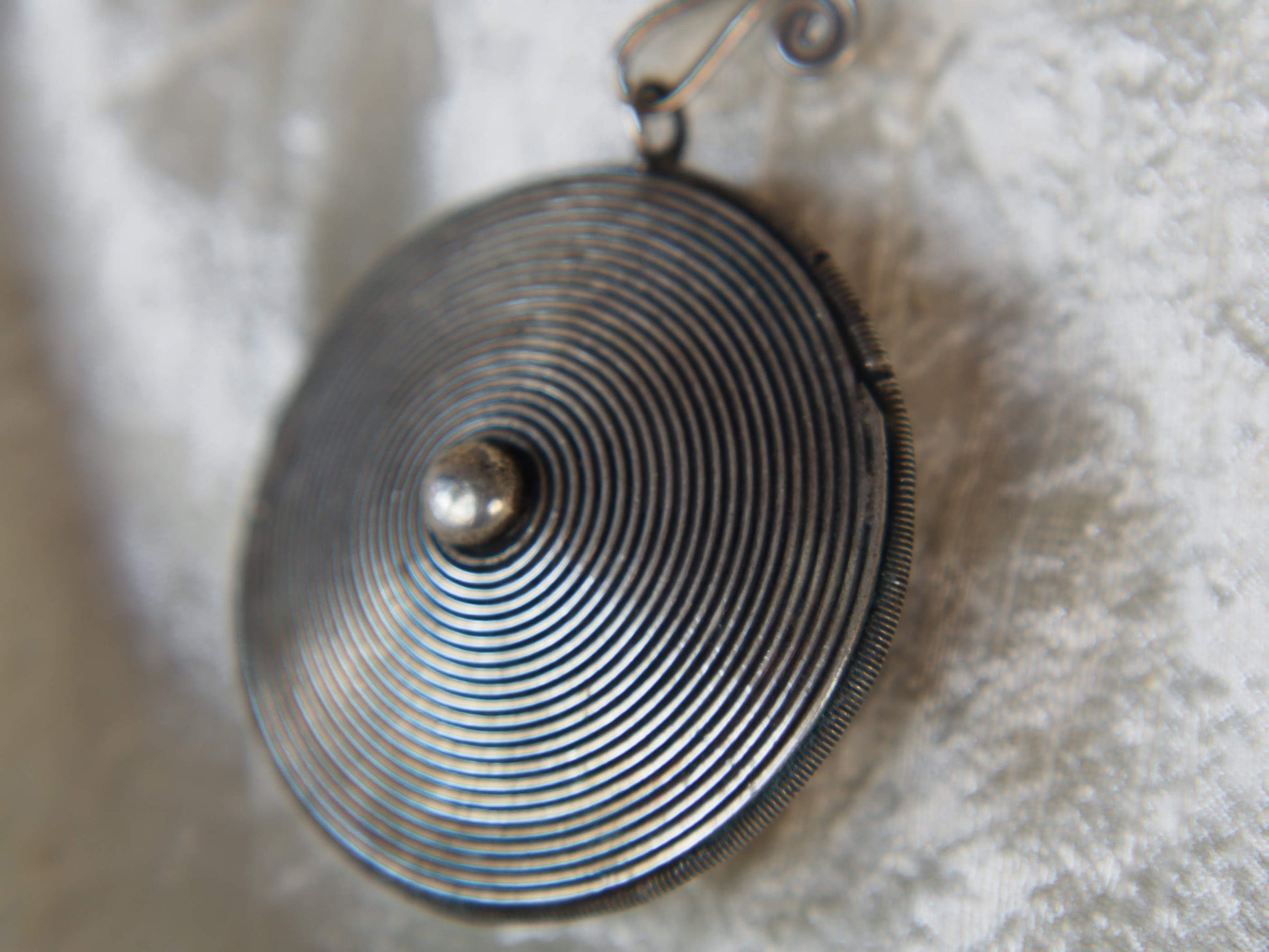 pendaglio in lega di argento di etnia miao   lavorato artigianalmente , pezzo databile anni 80   tipico ed unico di una minoranza etnica della cina .  conservano da secoli la lavorazione ancestrale di gioielli e tessuti .   disponibili altri modelli e gioielli di questa minoranza etnica .   5x5x2 cm  peso : 33 gr  su richiesta possiamo inviare consigli per la collana , catenina da abbinare .  per info  0039 3338778241 info@etniko.it www.etniko.it  fb/ig/ebay : etnikobycrosato