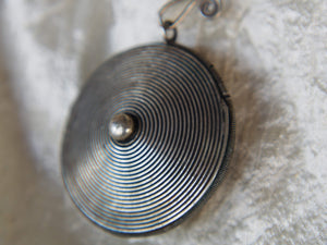 pendaglio in lega di argento di etnia miao   lavorato artigianalmente , pezzo databile anni 80   tipico ed unico di una minoranza etnica della cina .  conservano da secoli la lavorazione ancestrale di gioielli e tessuti .   disponibili altri modelli e gioielli di questa minoranza etnica .   5x5x2 cm  peso : 33 gr  su richiesta possiamo inviare consigli per la collana , catenina da abbinare .  per info  0039 3338778241 info@etniko.it www.etniko.it  fb/ig/ebay : etnikobycrosato