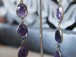 L’ametista è un quarzo viola. Essa può essere usata in tante occasioni, come per esempio durante un trattamento di cristalloterapia o per meditare. Altrimenti, puoi sfruttare le sue molte proprietà indossandola sotto forma di bracciali, orecchini, anelli, ciondoli e collane.