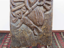 Carica l&#39;immagine nel visualizzatore di Gallery, statua indiana con basamento in metallo raffigurante kali  Pannello antico databile primi 900 , inciso su tronco di teak massello , rara ed introvabile conservata al 100% .