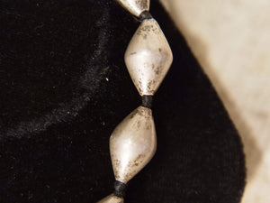 collana indiana in cotone intrecciato ed elementi "olive" in cera con lamina di argento .   lunghezza totale 90 cm  misura singolo elemento in argento 2.5 x 1.5 cm  peso 70gr