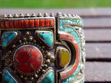 Carica l&#39;immagine nel visualizzatore di Gallery, bracciale in argento con turchese e corallo,  cesellatura a rilievo. pezzo unico raro e di difficile lavorazione, parti a sbalzo, incastonatura.   altezza bracciale 6cm spessore massimo 0,5 cm peso 140 gr     per ulteriori info o foto  mail info@etniko.it whatsapp 00393338778241