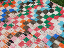 Carica l&#39;immagine nel visualizzatore di Gallery, Tappeto Marocco boucherouite con motivi pastello. Pezzo unico realizzato a mano con nodi con materiali di riciclo, per lo più cotone e lana. Decorativo e molto colorato è bello sia impiegato come tappeto che da appendere a parete. Dimensioni 85x226cm