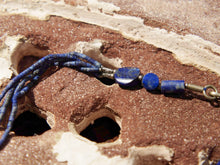 Carica l&#39;immagine nel visualizzatore di Gallery, collana indiana in lapislazzuli e argento . pendaglio antico 4 x 5 x 1 cm lunghezza collana escaluso pensaglio 24 cm  peso 72 gr