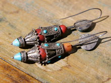 Carica l&#39;immagine nel visualizzatore di Gallery, orecchini tibetani di origine nomade . pezzi unici lavorati a mano , databili prima metà 900.  argento , turchese , corallo .   10 x 2 cm  peso 39gr   www.etniko.it info@etniko.it 0039 3338778241  instagram , facebook , etsy : etnikobycrosato  https://www.facebook.com/etnikobycrosato https://www.instagram.com/etnikobycrosato/