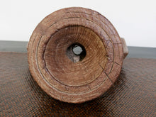 Carica l&#39;immagine nel visualizzatore di Gallery, trattasi di un &quot;filtro&quot; che veniva messo capovolto ( parte tonda in alto ) e sigillato su un grosso sacco o contenitore la parte inferiore ( quella con più fori ) divideva il contanuto in più sacchi differenti . si può infatti notare che il fregio , i disegni , sono &quot;dritti&quot; se con la parte tonda rivolta verso l&#39;alto