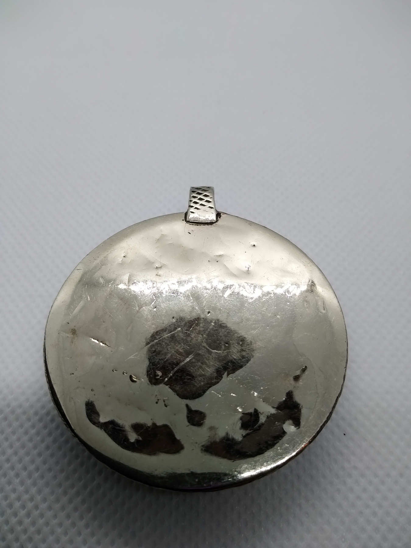 vecchio pendaglio afgano in argento cesellato e corniola incisa .  pezzo unico databile seconda metà 900 , originale in ogni parte e lavorato artigianalmente.  incisioni spesso con frasi tratte dal corano o , essendo un oggetto che viene tramandato da generazione in generazione , frasi di buon auspicio ( Come un Hamsa o l'Occhio blu si suppone di proteggere contro il male e garantire il successo per il portatore del ciondolo  )  spedizione italia  compresa     peso 41 gr  dimensioni 4,5 x 4,5   