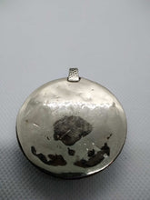 Carica l&#39;immagine nel visualizzatore di Gallery, vecchio pendaglio afgano in argento cesellato e corniola incisa .  pezzo unico databile seconda metà 900 , originale in ogni parte e lavorato artigianalmente.  incisioni spesso con frasi tratte dal corano o , essendo un oggetto che viene tramandato da generazione in generazione , frasi di buon auspicio ( Come un Hamsa o l&#39;Occhio blu si suppone di proteggere contro il male e garantire il successo per il portatore del ciondolo  )  spedizione italia  compresa     peso 41 gr  dimensioni 4,5 x 4,5   