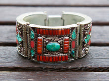 Carica l&#39;immagine nel visualizzatore di Gallery, bracciale in argento con turchese e corallo, cesellatura a rilievo. pezzo unico raro e di difficile lavorazione, parti a sbalzo, incastonatura.  altezza bracciale 4cm spessore massmo 0,5 cm peso 110 gr  per ulteriori info o foto mail info@etniko.it whatsapp 00393338778241