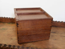 Carica l&#39;immagine nel visualizzatore di Gallery, scatola costruita ed assemblata artigianalmente , databile prima metà 900 . tutta originale in ogni parte .