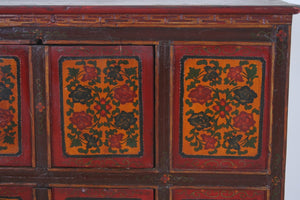 Madia Tibetana A 11 Pannelli E 4 Ante Centrali. Costruito In Legno Di Pino Ed Assemblato Ad Incastro. Decorato Sulla Parte Frontale Con Classici Motivi Legati Alla Cultura Tibetana E Buddhista Come I Fiori Di Loto. Dimensioni 114x40xh102cm.