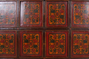 Madia Tibetana A 11 Pannelli E 4 Ante Centrali. Costruito In Legno Di Pino Ed Assemblato Ad Incastro. Decorato Sulla Parte Frontale Con Classici Motivi Legati Alla Cultura Tibetana E Buddhista Come I Fiori Di Loto. Dimensioni 114x40xh102cm.