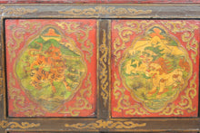 Carica l&#39;immagine nel visualizzatore di Gallery, Madia Tibetana A 6 Pannelli E 4 Ante Centrali, Costruita In Legno Di Foresta E Assemblata Ad Incastro, Interamente Originale E Conservata In Ogni Sua Parte. Databile Primi &#39;900, E&#39; Dipinta Su Legno Con Parti In Rilievo In Pasta Di Gesso. Mobile Ricco Di Raffigurazioni Di Derivazione Buddhista Come Il Leone Delle Nevi, Le Tigri, ecc...  Dimensioni 116x39xh100cm.