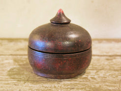 Box Tikka Indiano antico in legno di teak ricavato da un unico tronco di legno incavato e laccato, databile primi anni del 900, porta molto bene l'usura e la patina del tempo . Pezzo unico per contenere il Tikka, polvere rossa utilizzata essenzialmente per cerimonie di origine Induista dove si segna la fronte con una striscia rossa . dimesnioni diametro 13 h14 cm.    per ulteriori info o foto contattare via mail info@etniko.it watshapp 0039 3338778241 instagram , facebook, etsy : etnikobycrosato